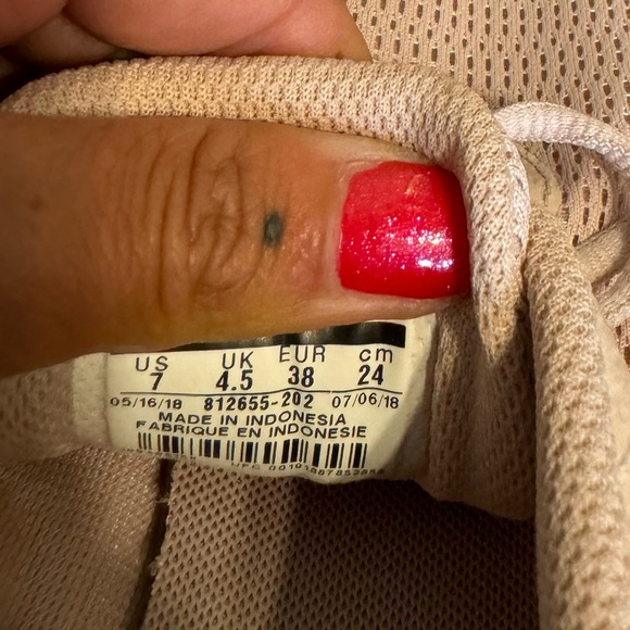 Nike Tanjun Sneakers - Beige, women’s size 7 - Picture 5 of 5